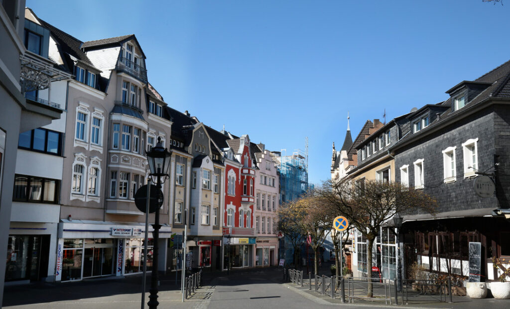 Innenstadt von Bad Honnef mit historischen Fassaden und kleinen Boutiquen bei Sonnenschein