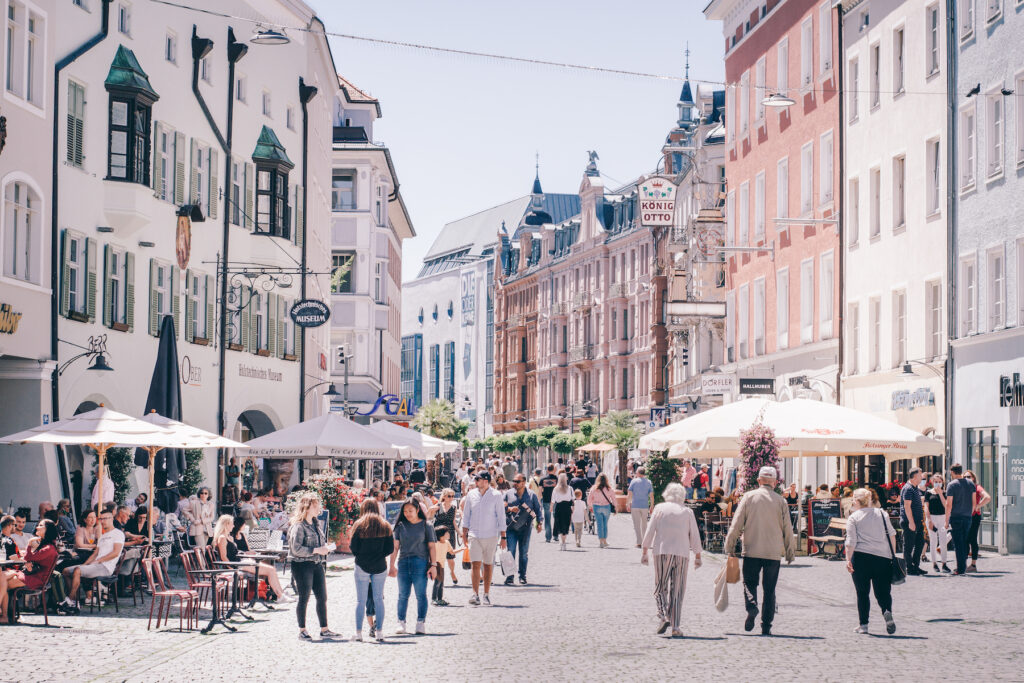Innenstadt von Rosenheim mit Fußgängerzone, Cafés und Einkaufsmöglichkeiten bei Sonnenschein