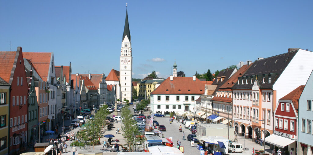 Zentraler Hauptplatz von Pfaffenhofen an der Ilm mit Stadtpfarrkirche und historischer Altstadt – nahe dem Hellgallery Tattoo Studio